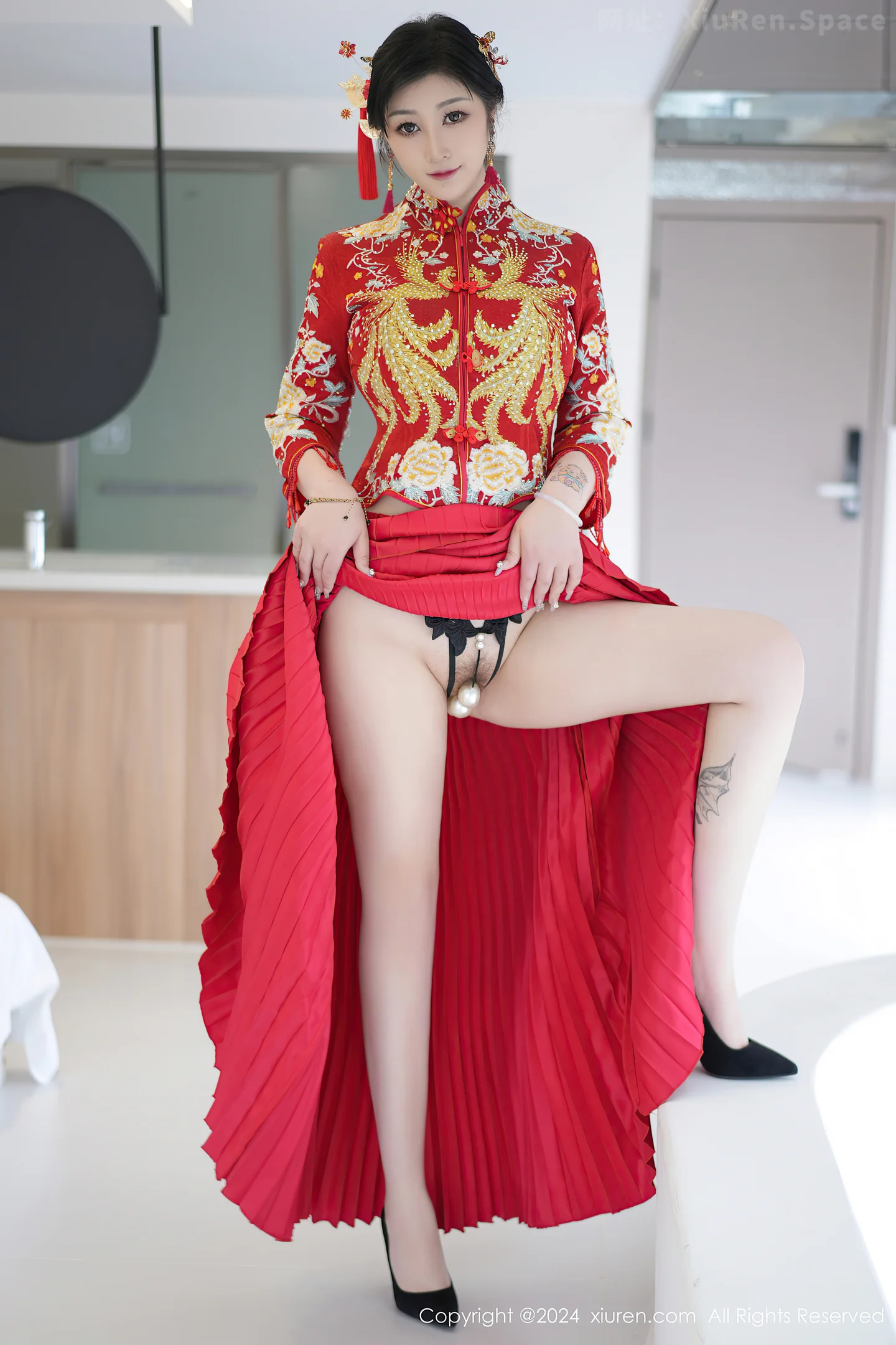 图片[5]-[XiuRen秀人网]VOL.8521 女神妲己 Toxic性感红色新娘装扮半脱秀丰腴身姿撩人诱惑写真71P-秀人网官方网站